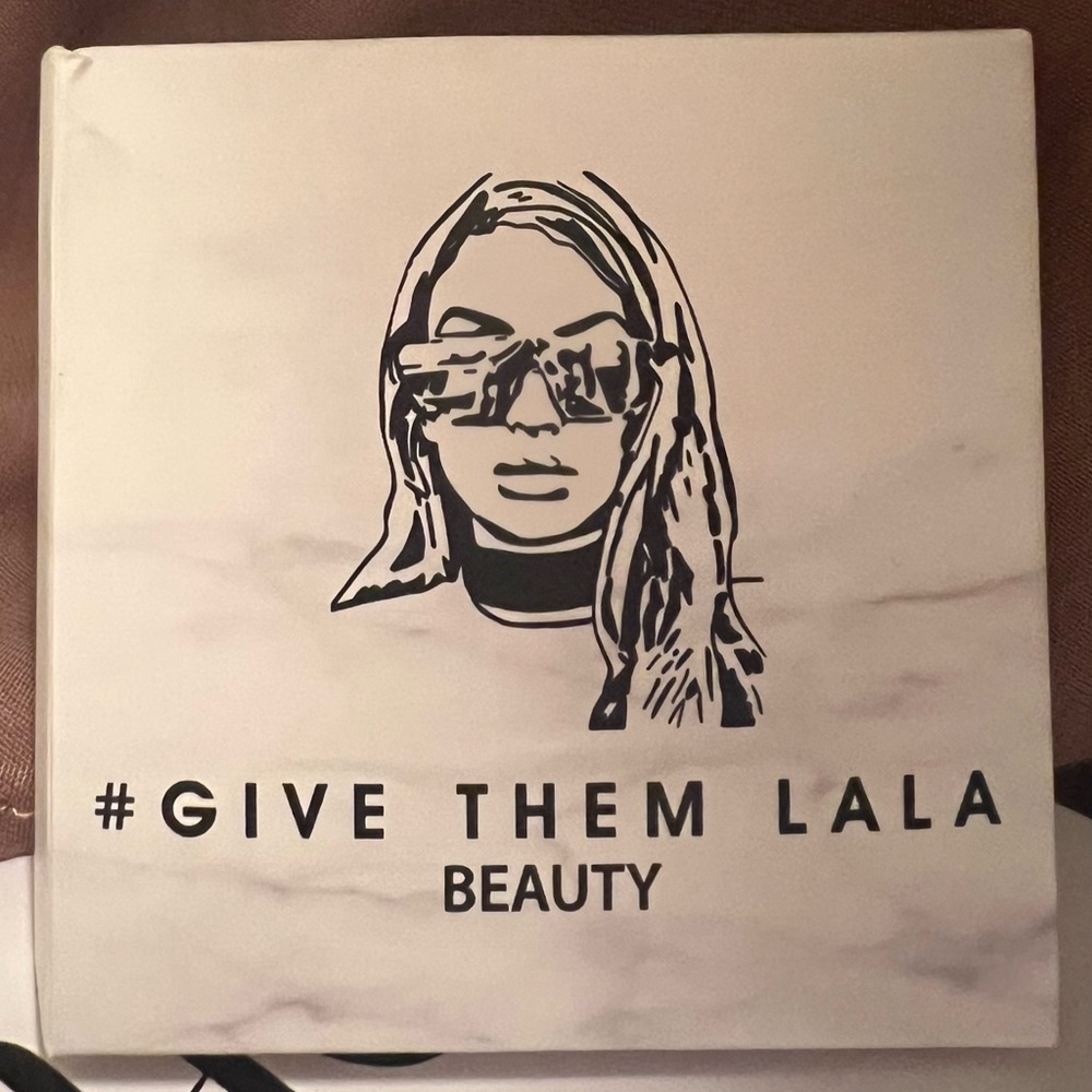 Give them Lala beauty “Showstopper highlighter “